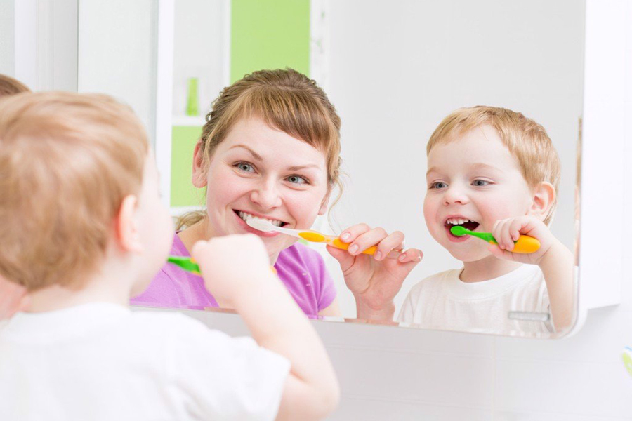 Gợi ý cha mẹ cách chọn bàn chải đánh răng cho bé dưới 1 tuổi